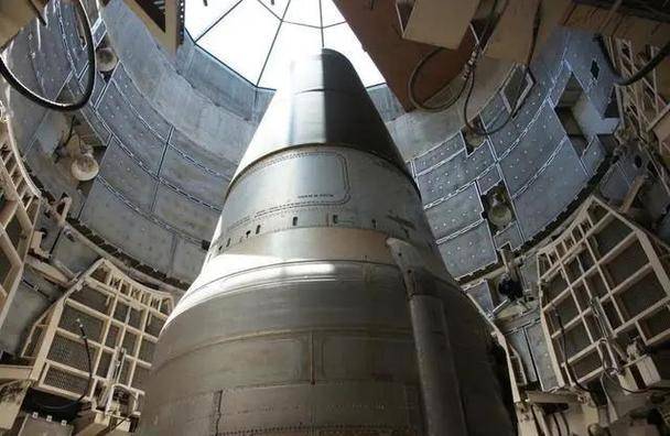 中国正试图将东风-41导弹搬上列车高铁拉